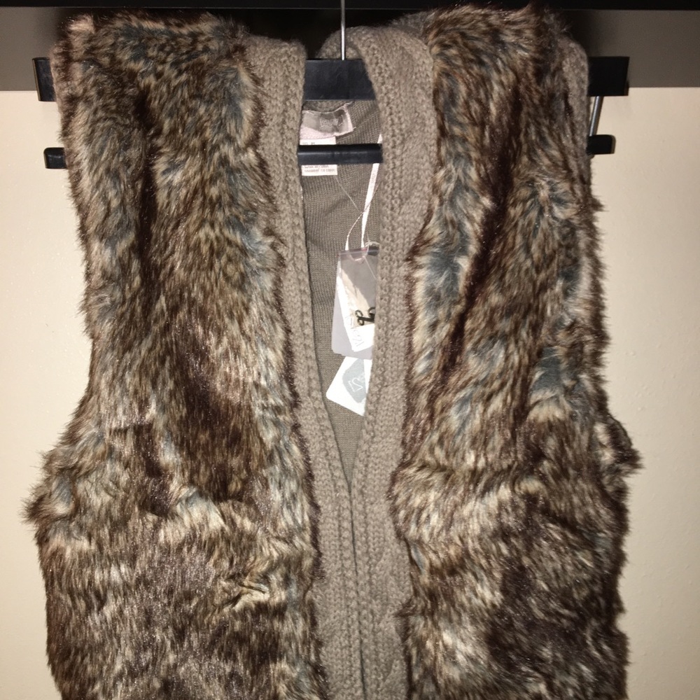 🍁FALL WEAR🍁NWT Faux Fur Sweater Vest Size M